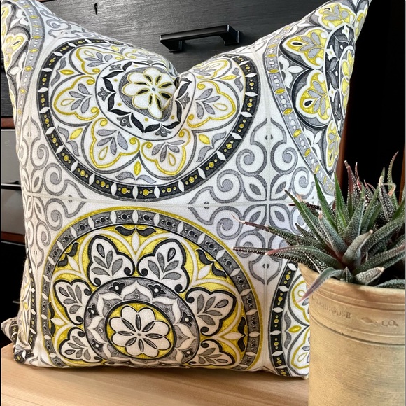 🎉HP🎉Beautiful Accent Pillow in EUC 🌟 Pretty Colors of Yellow, Gray, Black & … - Picture 2 of 11